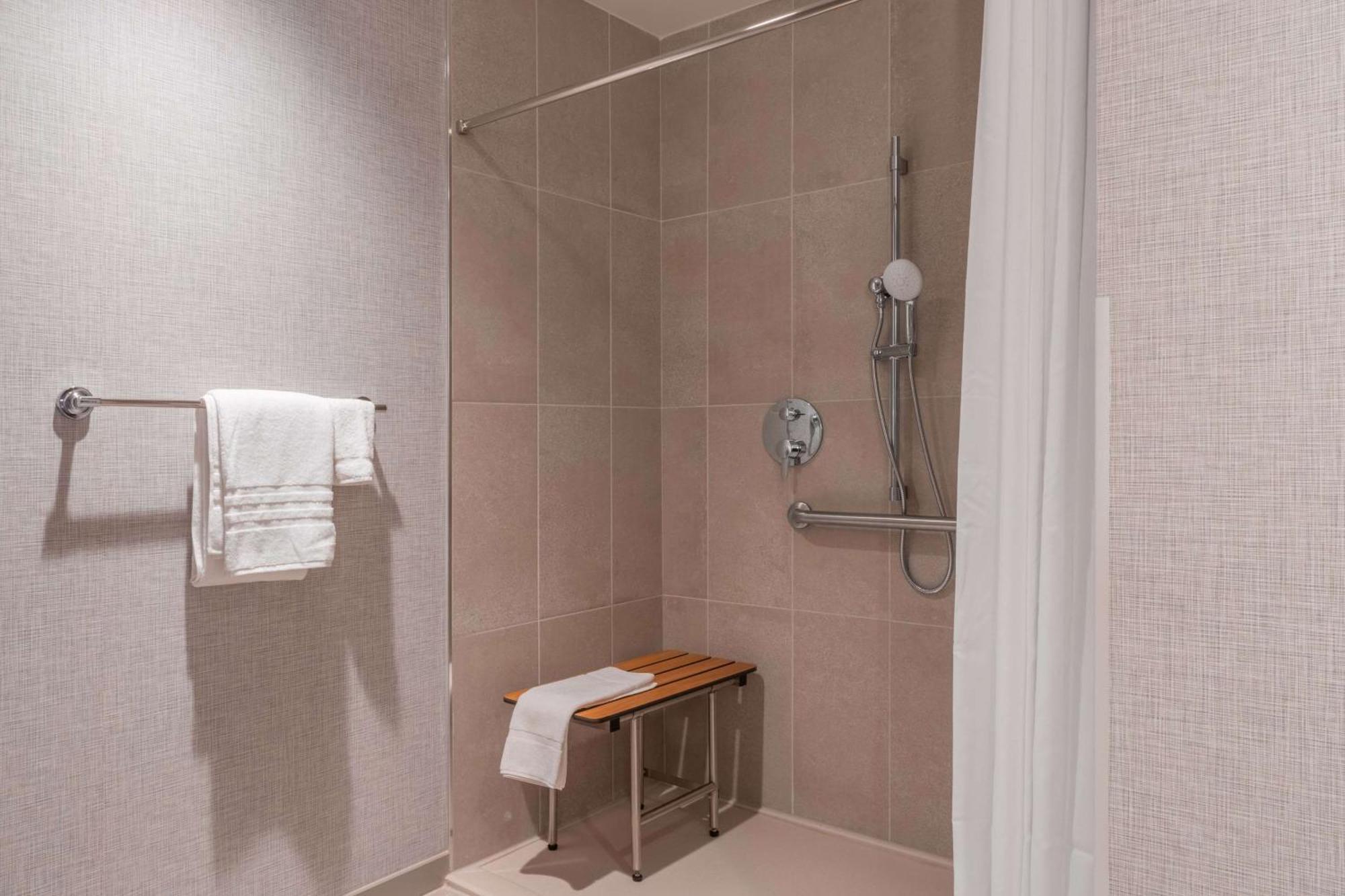 Drury Plaza Hotel Колледж-Стейшн Экстерьер фото