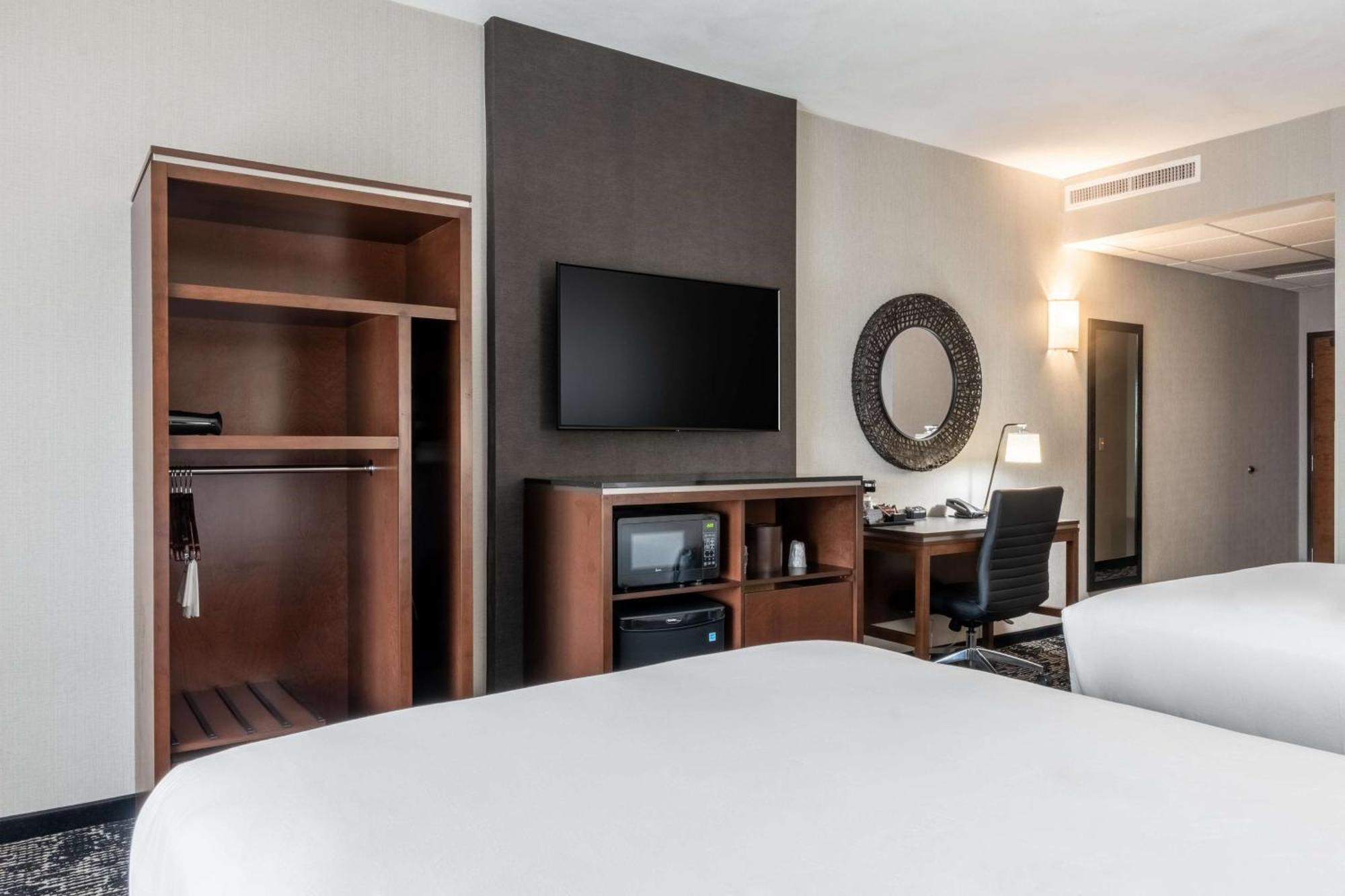 Drury Plaza Hotel Колледж-Стейшн Экстерьер фото