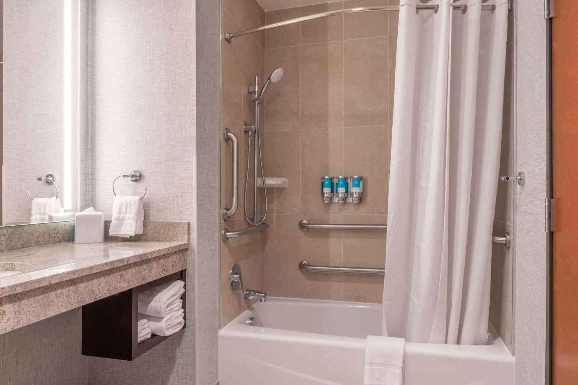 Drury Plaza Hotel Колледж-Стейшн Экстерьер фото