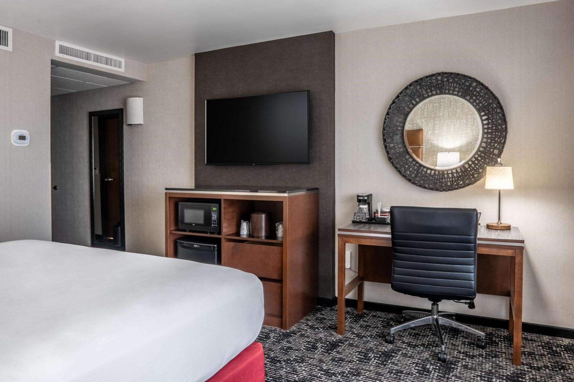 Drury Plaza Hotel Колледж-Стейшн Экстерьер фото
