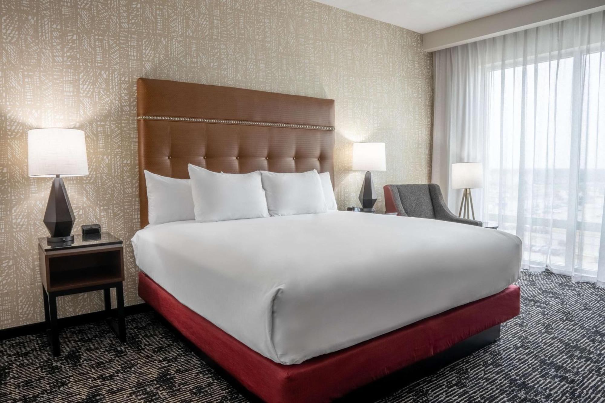 Drury Plaza Hotel Колледж-Стейшн Экстерьер фото